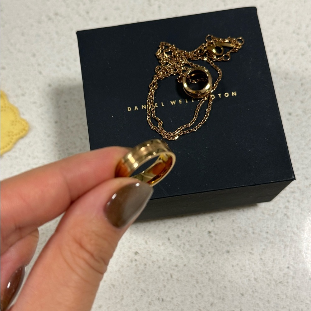 Daniel Wellington necklace and rings set